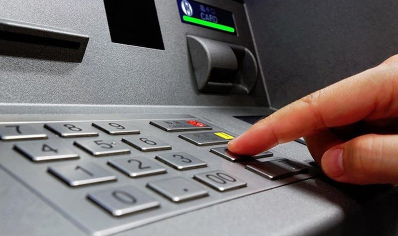 Rút tiền ở cây ATM chẳng may bị nuốt thẻ, nhấn ngay nút này máy nhả thẻ ngay, không phải chờ mở khóa