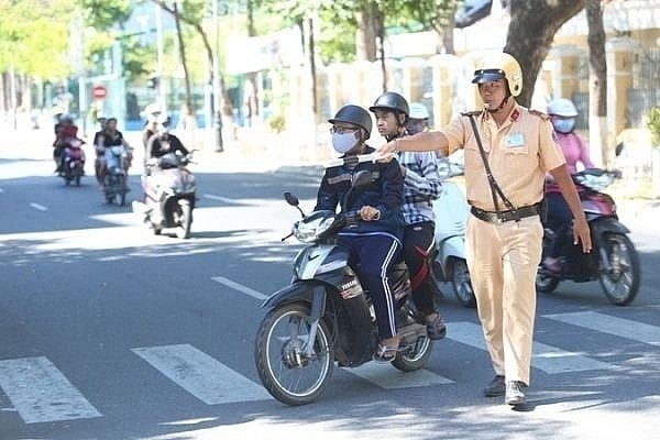 Đi xe máy sẽ bị phạt đến 10 triệu, tước GPLX nếu vi để chân chống quệt xuống đường. Ảnh minh họa