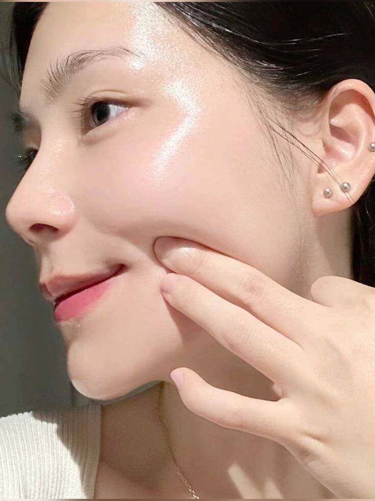 Hãy tối giản bước làm sạch, chỉ dùng nước ấm hoặc các loại sữa rửa mặt dịu nhẹ