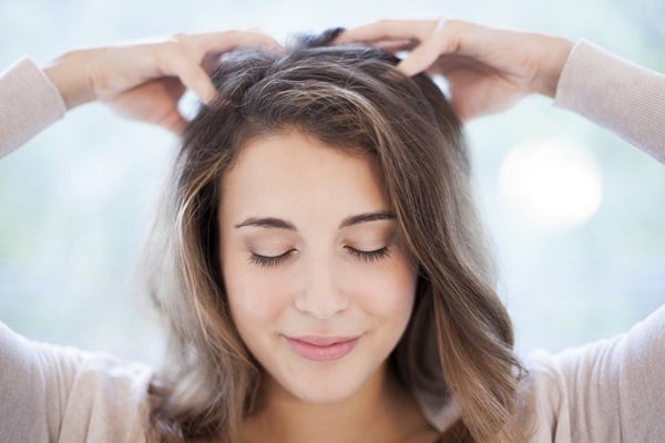 Mát-xa không chỉ giúp kích thích tuần hoàn máu, cải thiện sức khỏe da đầu mà còn hỗ trợ sự phát triển của nang tóc