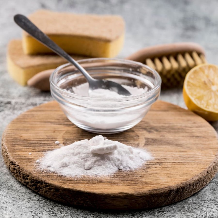 Baking soda được biết đến với khả năng giúp hạn chế sự phát triển của vi khuẩn gây mụn.