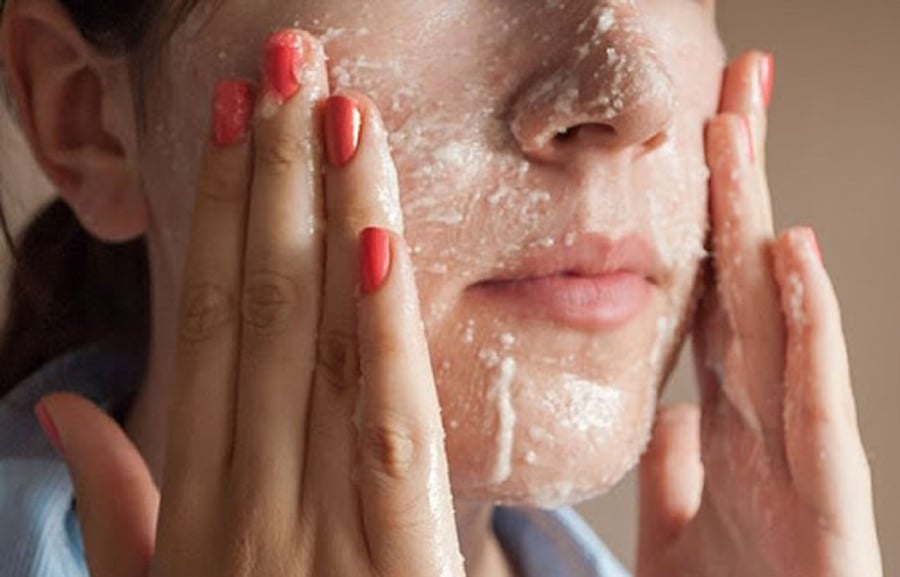 Tẩy da chết là một bước quan trọng trong quy trình chăm sóc da, đặc biệt đối với làn da dầu mụn.