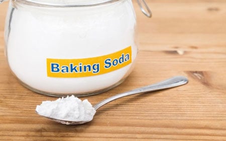 Dùng baking soda cũng là một cách làm sạch ấm vô cùng dễ dàng