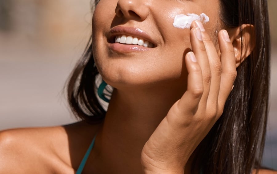 Một số phương pháp điều trị da như laser, peel da có thể làm tăng độ nhạy cảm với ánh sáng.