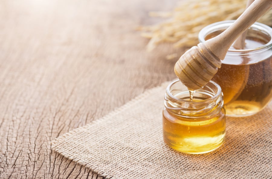 Mật ong còn có tác dụng làm sạch lỗ chân lông, loại bỏ bụi bẩn và dầu thừa