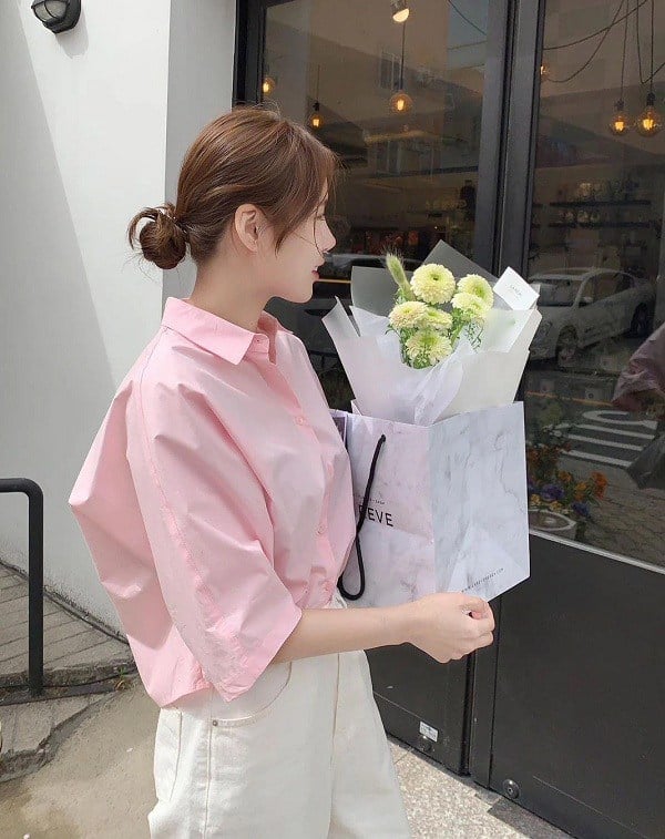 Một chiếc sơ mi kẻ sáng màu không chỉ giúp bạn trông tươi mới hơn