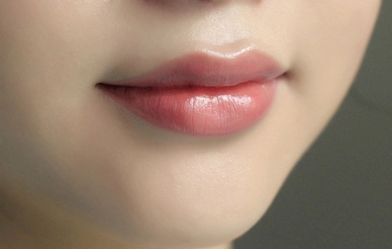 Hãy chọn son dưỡng chứa bơ shea, dầu dừa hoặc vitamin E để nuôi dưỡng đôi môi hiệu quả.