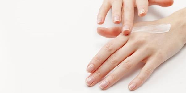 Một tuýp kem dưỡng tay sẽ giúp cấp ẩm, nuôi dưỡng da mềm mại và ngăn ngừa tình trạng nứt nẻ.