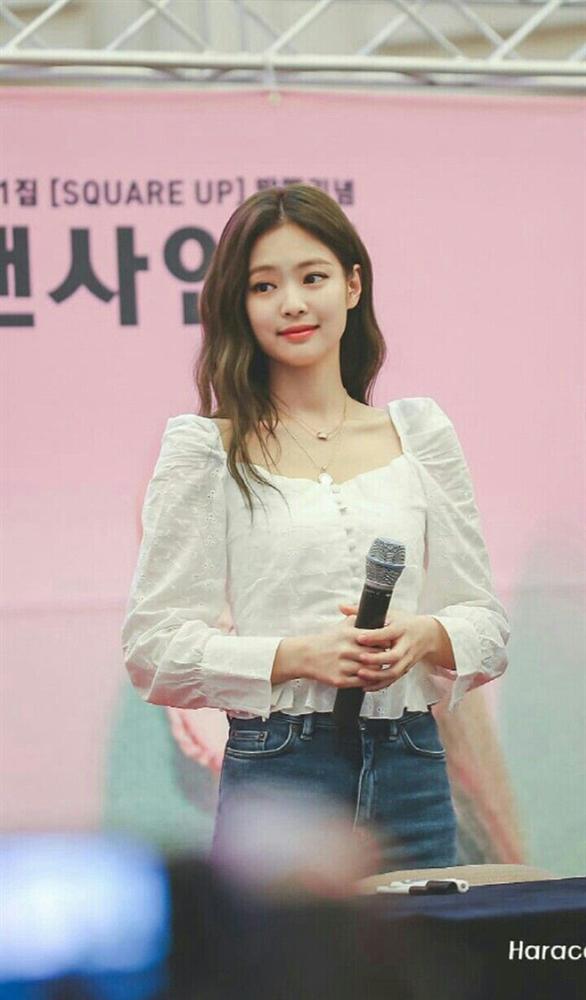 Những chiếc áo blouse tay bồng vừa giúp tăng thêm sự thanh lịch, vừa tạo hiệu ứng gợi cảm