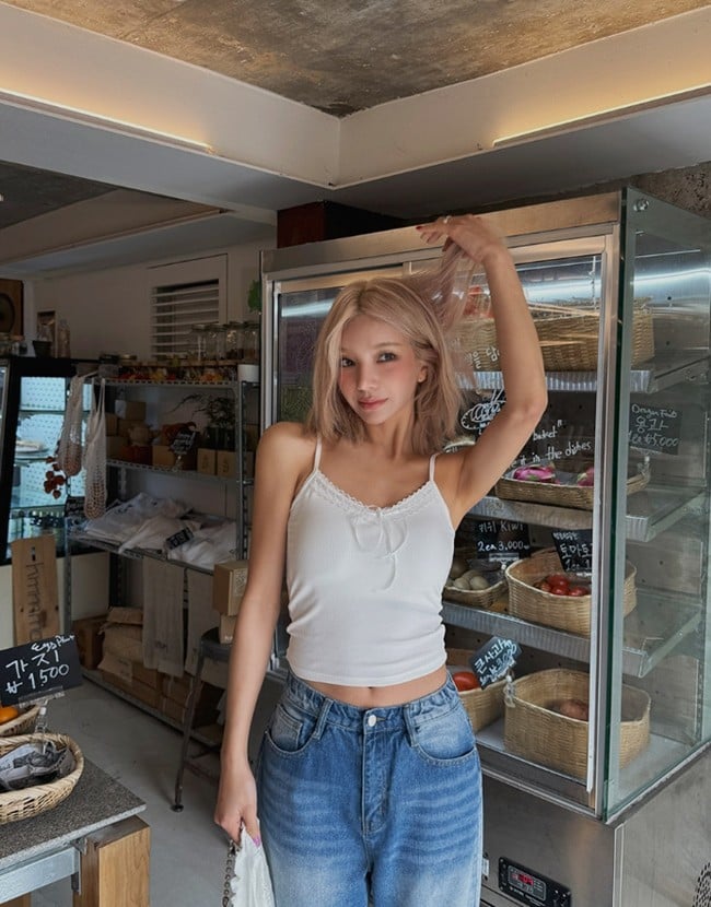 Áo dây trắng phối ren có thể mix cùng quần jeans, chân váy, hợp cả những item màu sắc đồng điệu