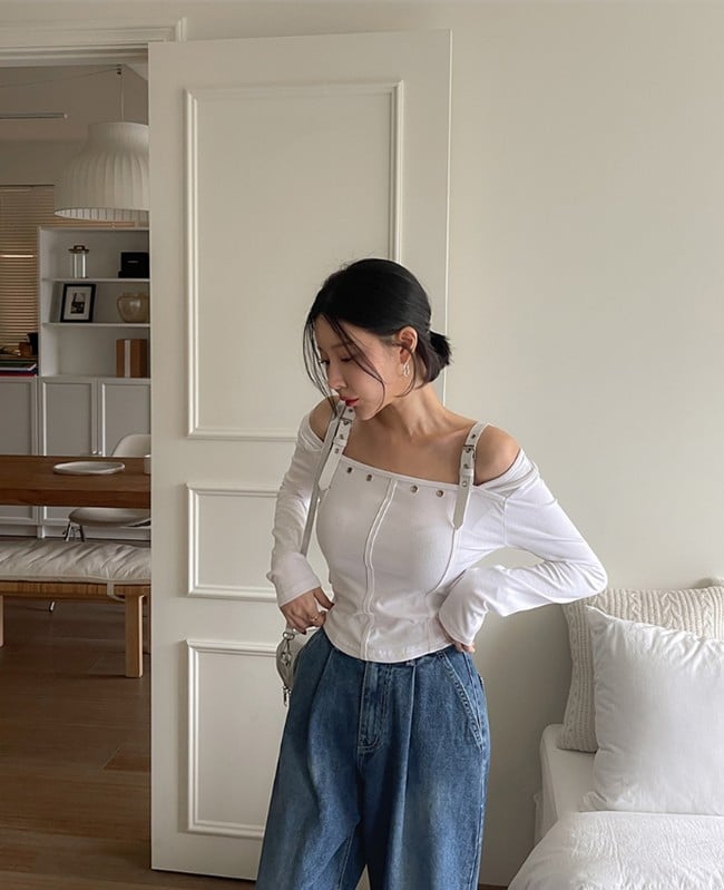 Các thiết kế áo hở vai, trễ vai đã manh nha trở lại đường đua thời trang khi mùa nóng đến gần