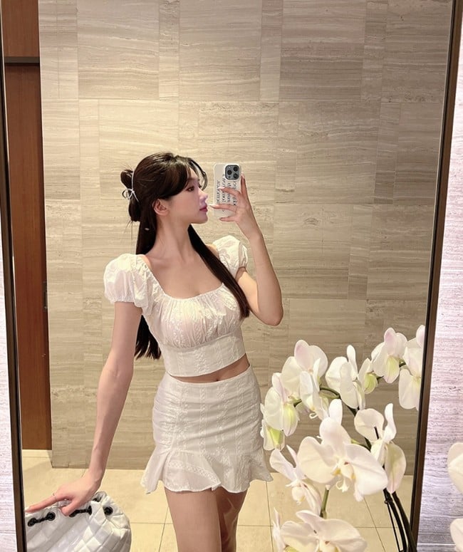Kết hợp cùng chân váy mini, quần jeans ống loe hoặc quần lưng cao sẽ giúp tổng thể thêm phần cá tính, cuốn hút.