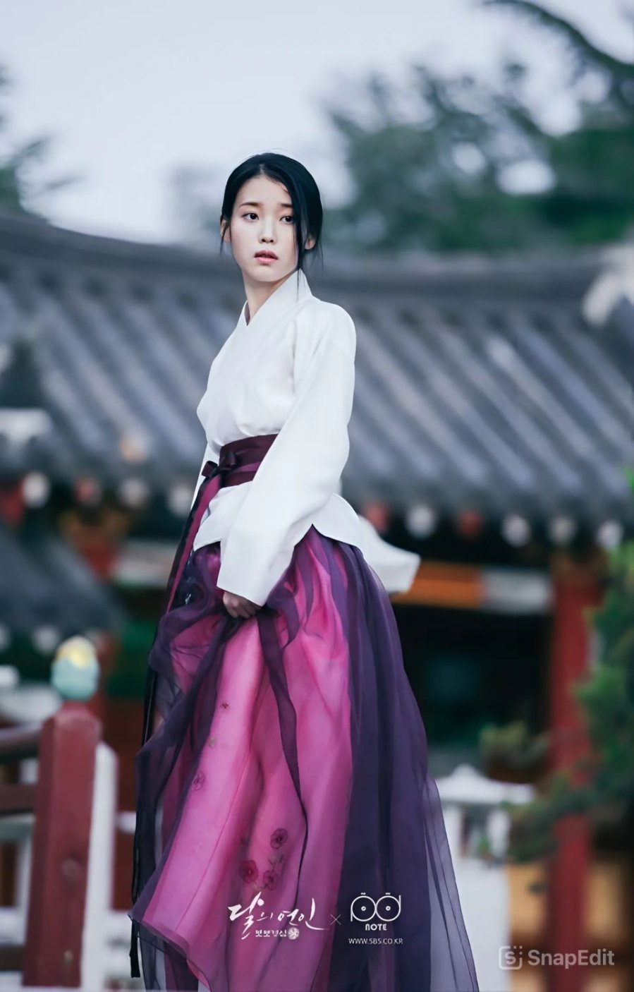 Vai diễn Hae Soo mang đến một diện mạo hoàn toàn mới của IU với những bộ hanbok tuyệt đẹp.