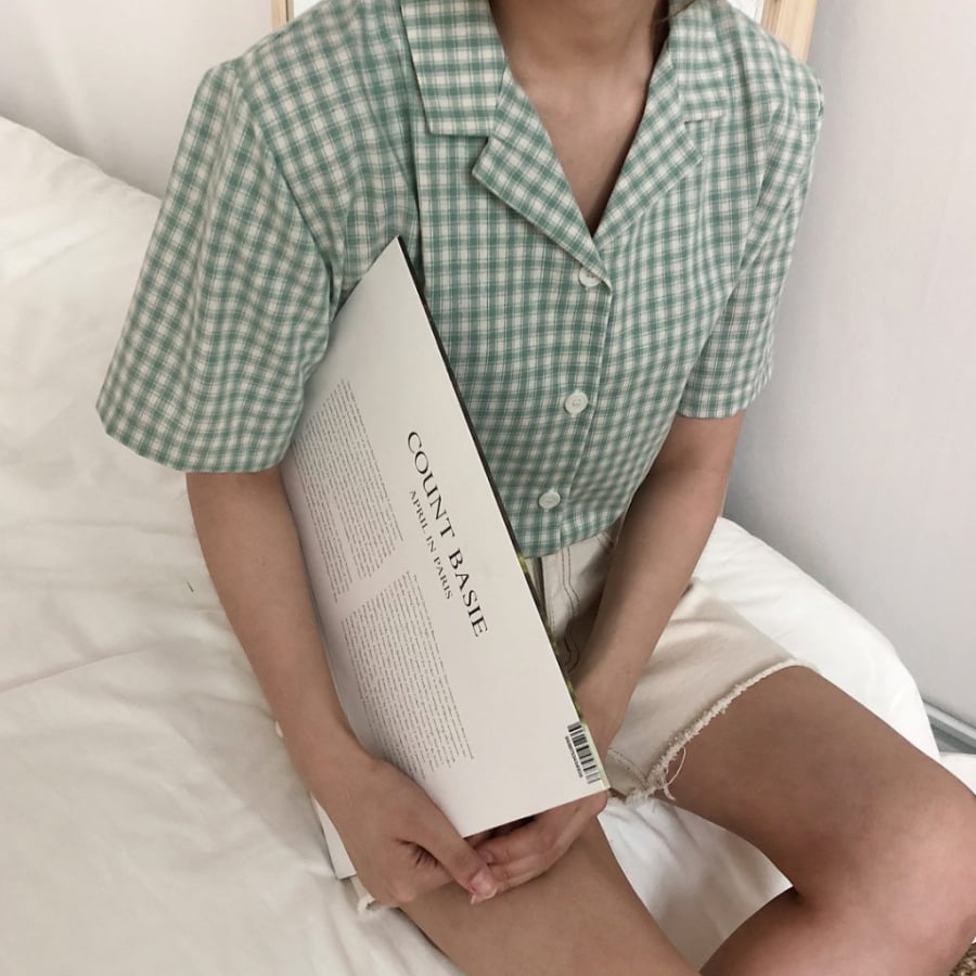 Thay vì những gam màu trung tính quen thuộc, xanh lục mang đến làn gió mới cho tủ đồ công sở mùa Hè.