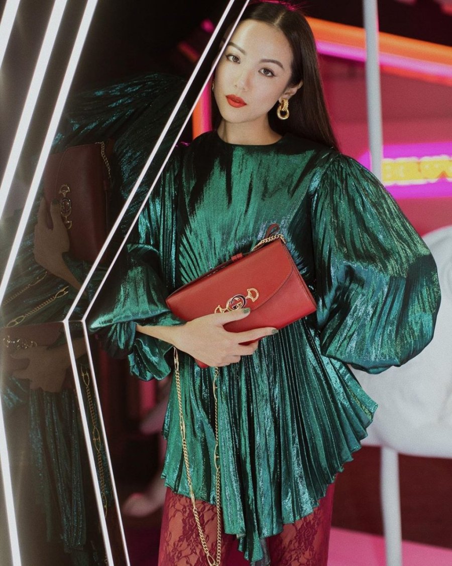 Một mẹo nhỏ để cân bằng trang phục là lựa chọn phụ kiện có cùng tông hoặc màu trung tính.