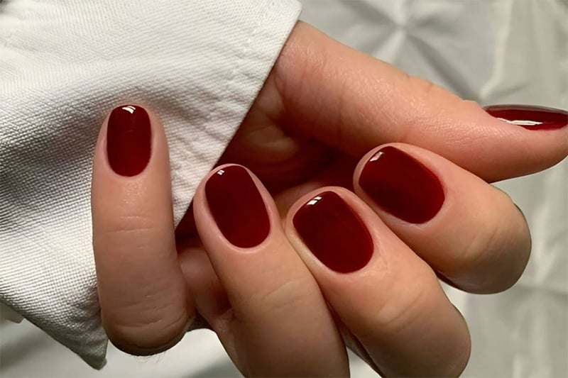 Màu đỏ anh đào (Cherry Red) giúp đôi tay trở nên nổi bật, tôn da và đầy cuốn hút.