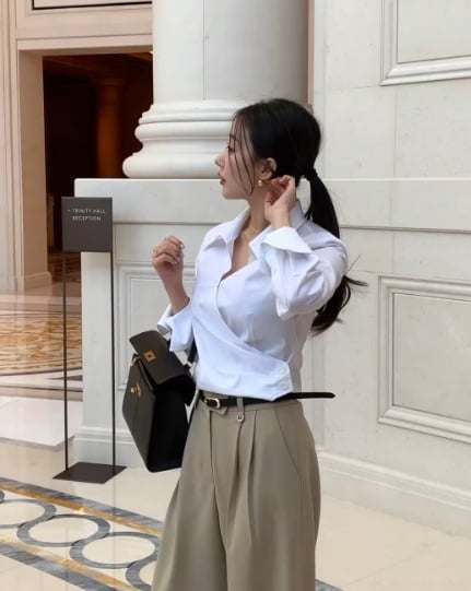 Một trong những mẫu áo nổi bật và đáng để bổ sung vào tủ đồ chính là sơ mi chiết eo.