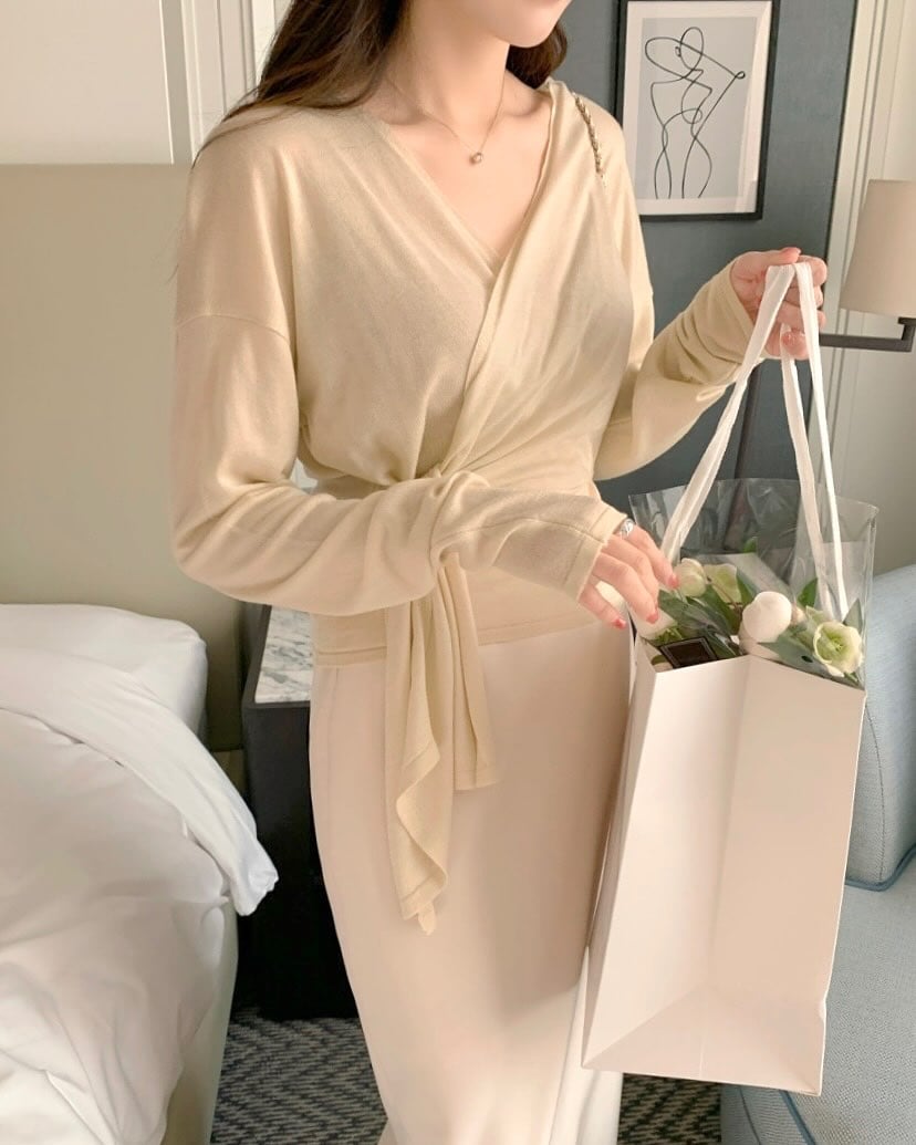 Một số mẫu có đường chiết eo tinh tế, trong khi những thiết kế khác lại sử dụng phom rộng