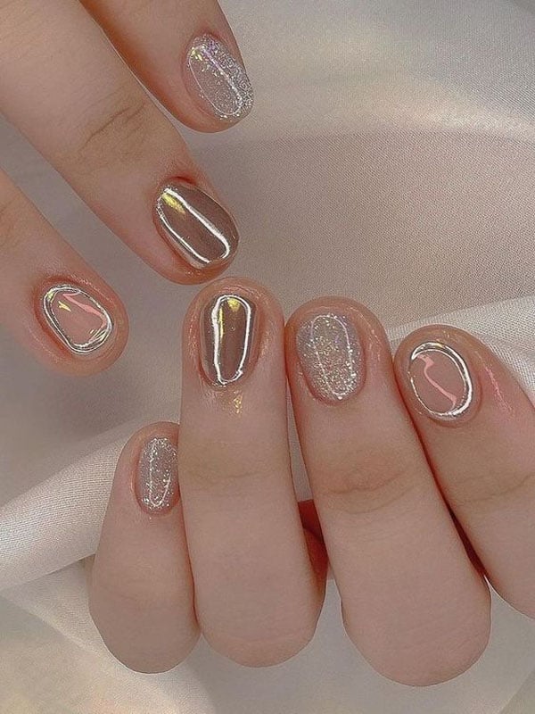 Nếu muốn tìm một kiểu nail hiện đại và cá tính hơn, nàng có thể thử nail màu bạc