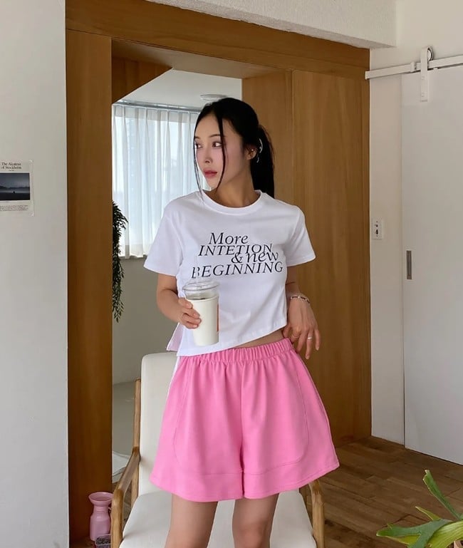 Nếu quá lòe loẹt, chiếc quần short lại dễ tạo cảm giác không hài hòa, thậm chí kém tinh tế.