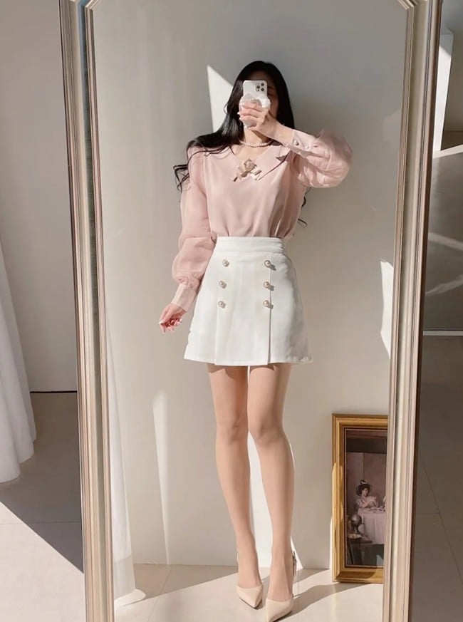 Ngoài việc khó giặt giữ, những chi tiết trang trí này còn dễ bị bong tróc, hư hại sau một thời gian mặc.