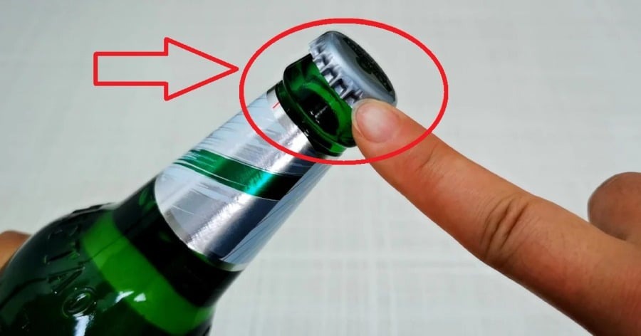 Nắp chai bia vốn được thiết kế để giữ kín áp suất bên trong – điều này khiến việc mở nắp bằng tay trở nên khó khăn. 