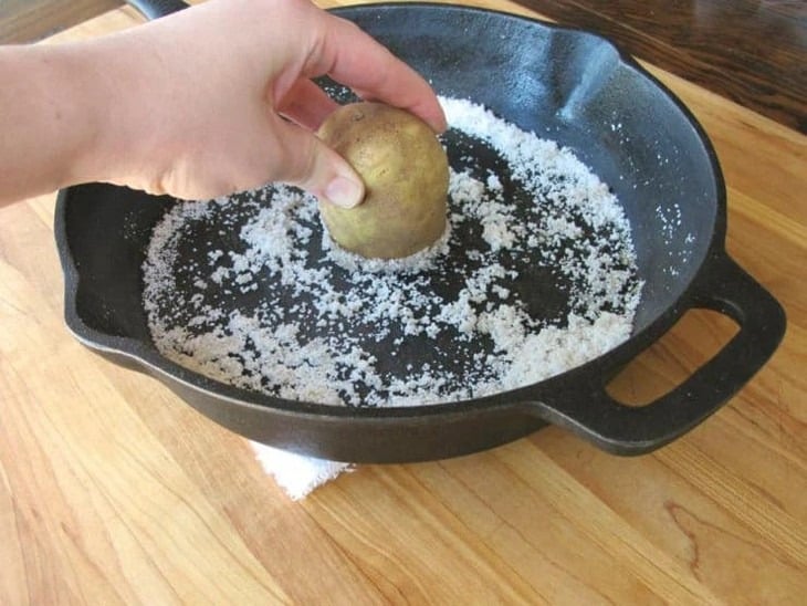 Đối với chảo đã sử dụng lâu, lớp chống dính có thể bị mài mòn, khiến thức ăn dễ bám và chảo dễ bị gỉ sét.