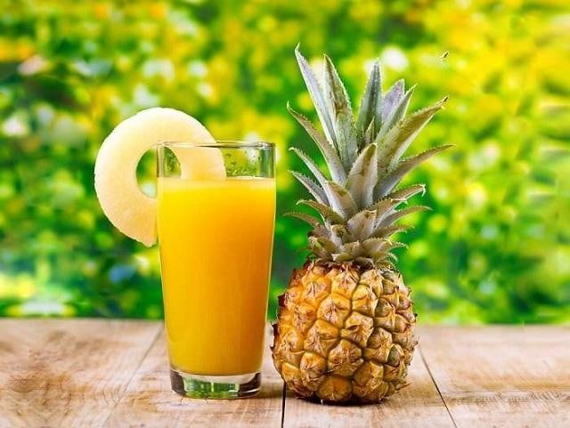 Bạn có thể dùng nước ép dứa thoa lên da để làm dịu vết cháy nắng hoặc dưỡng ẩm