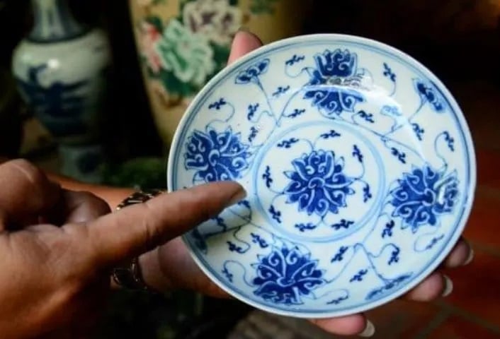 Một số người thích sự độc đáo nên chọn mua những chiếc bát có hình dáng lạ mắt hoặc màu sắc sặc sỡ. Tuy nhiên, các chuyên gia cảnh báo rằng đây là lựa chọn không nên.
