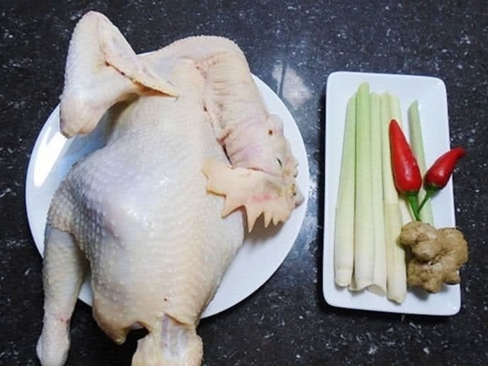 Làm sạch gà kỹ, để ráo nước. Rửa sạch hành lá, gừng tươi; hành lá thì băm nhỏ, gừng có thể thái chỉ hoặc đập dập.    