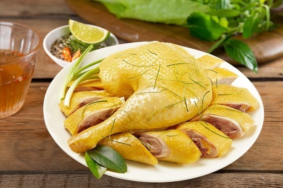 Gà ta hoặc gà vườn là lựa chọn lý tưởng để luộc vì có phần thịt săn chắc, dai ngọt tự nhiên, không bị bở như gà công nghiệp.