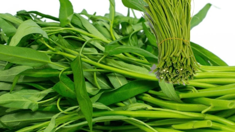 Phần cọng rau muống ăn giòn ngon hơn