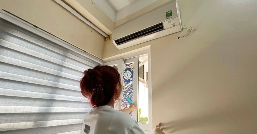 Việc bật điều hòa và đóng kín cửa là thói quen phổ biến trong những ngày hè oi bức, bởi điều này giúp giữ nhiệt độ ổn định, giảm tải cho máy lạnh và tiết kiệm điện.