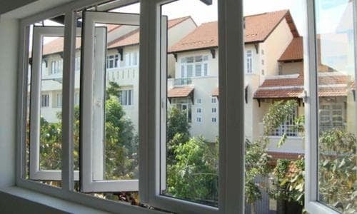 Cửa sổ giúp lưu thông không khí, mang sinh khí tươi mới vào nhà.