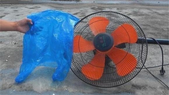 Xịt đều dung dịch lên cánh quạt và vỏ quạt, để dung dịch thấm vào trong vài phút để phát huy tác dụng.