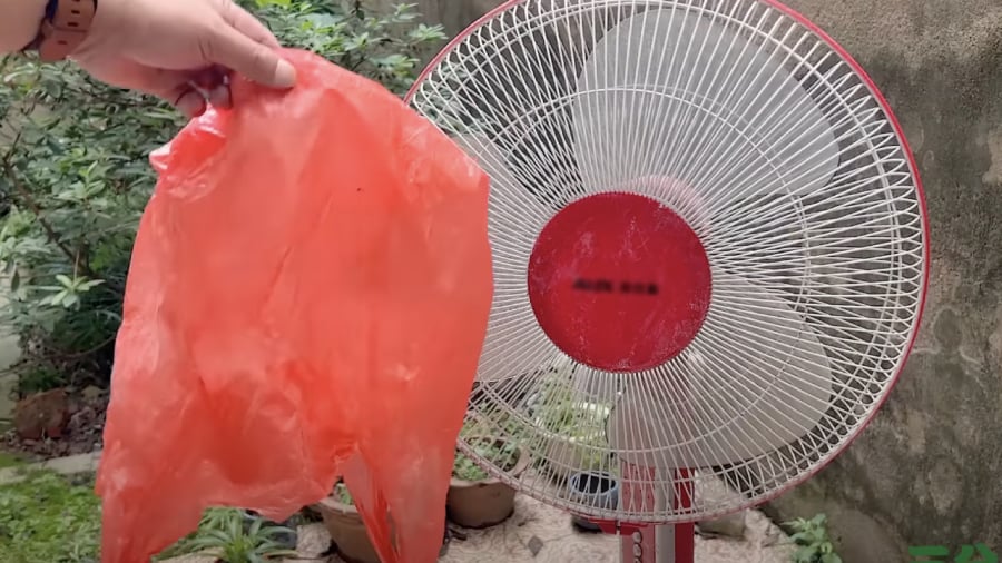 Bạn có thể vệ sinh quạt điện không cần tháo khung bằng cách tự pha dung dịch làm sạch và dùng một chiếc túi nilon cỡ lớn.