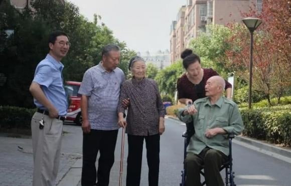 Khi cha mẹ còn sống, dù ta đã trưởng thành và có gia đình riêng, trong mắt họ, ta vẫn luôn là đứa trẻ.
