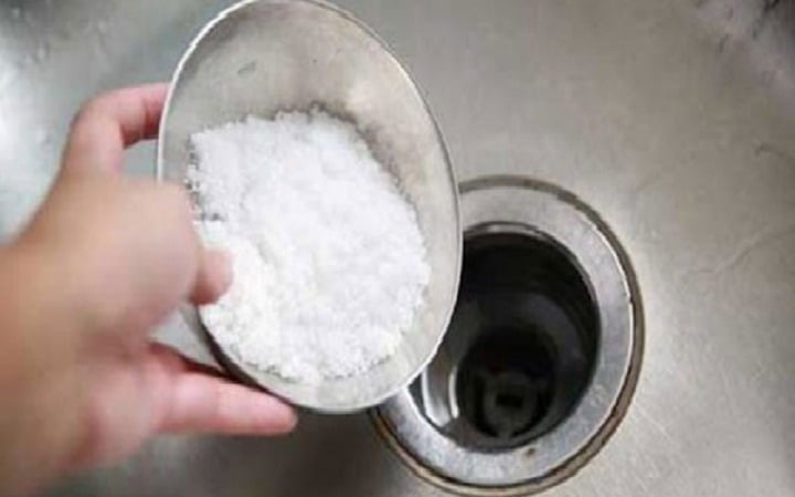Muối có khả năng hòa tan các chất cặn bẩn trong đường ống, đặc biệt là dầu mỡ.