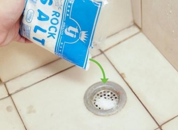 Muối giúp làm mềm và hòa tan các chất gây tắc nghẽn trong cống.