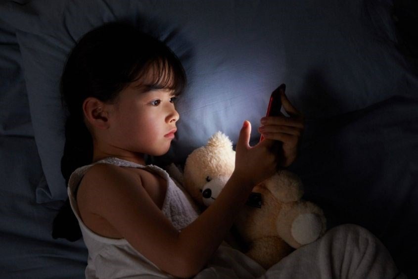 Nhiều bậc phụ huynh coi điện thoại di động như một mối nguy hiểm và tìm mọi cách để hạn chế việc sử dụng của con em mình, nhưng kết quả thường không như mong đợi.