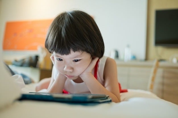 Cha mẹ có thể cùng con khám phá những ứng dụng hữu ích, giúp con nhận ra rằng điện thoại di động không chỉ là công cụ giải trí mà còn là một trợ thủ đắc lực trong việc học tập và phát triển.