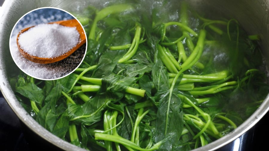 Cho muối vào nước luộc rau giúp rau giữ được màu xanh đẹp mắt.