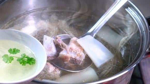 Nền tảng của nước hầm ngon là sự kết hợp hài hòa của các loại gia vị cơ bản như muối, hành tím nướng và gừng nướng – giúp tăng mùi thơm tự nhiên.