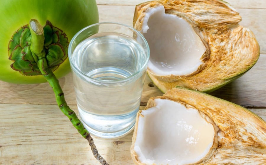 Nước dừa tự nhiên là một loại nước uống có tác dụng giải khát và bổ dưỡng.