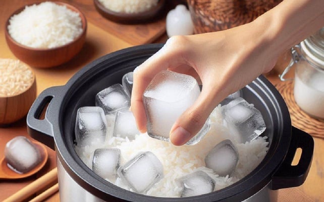 Thả viên đá lạnh vào nồi nấu cơm: Cơm để cả ngày vẫn dẻo ngon, giữ 90% dinh dưỡng