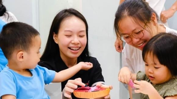 Nếu bạn muốn con không bị nghiện màn hình, đừng cầm điện thoại suốt ngày trước mặt con.