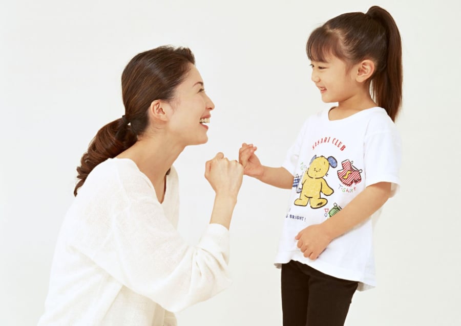 “Snowplow parenting” (cha mẹ dọn đường) là khi cha mẹ cố gắng loại bỏ tất cả chướng ngại vật để con cái dễ dàng đạt được mục tiêu.