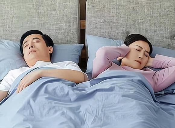 Ngủ riêng không nhất thiết là dấu hiệu của sự rạn nứt tình cảm.