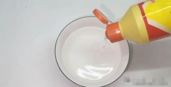 Đầu tiên, đổ một ít nước vào một chiếc bát, sau đó cho baking soda vào để khử mùi hiệu quả.