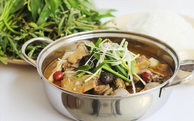 Vịt om sấu là món ăn đặc trưng của miền Bắc, với thịt vịt béo ngậy, mềm mại kết hợp cùng vị chua thanh của sấu, tạo nên hương vị vô cùng hấp dẫn, ăn hoài không chán.